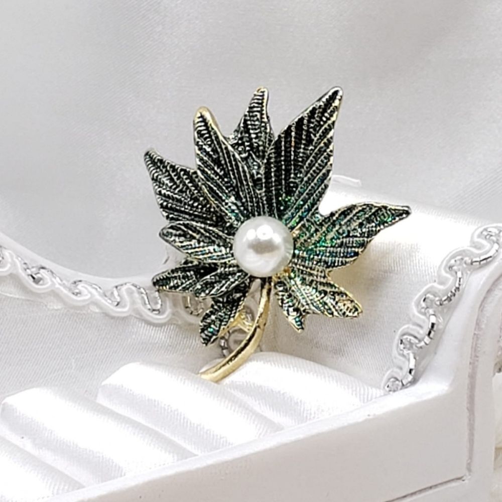 Brand New Green Leaf Pearl Brooch Pin